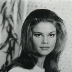 Wende Wagner 飾演 Lenore Case