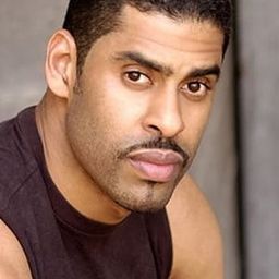 J. Teddy Garces 飾演 Doctor Jones