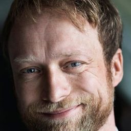 摩頓·布里安 飾演 Bjørn