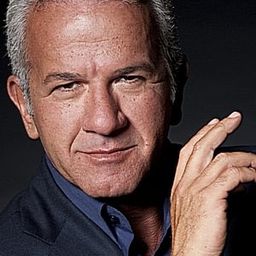 Mario Porfito 飾演 