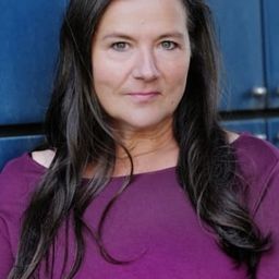 Anne-Kathrin Gummich 飾演 Dr. Bettina Böhm