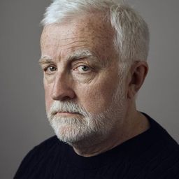 Duncan Hess 飾演 Mr. Cheque