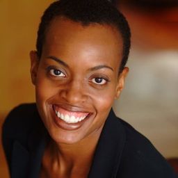 Colette Divine 飾演 Hotel Clerk