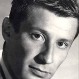 Victor Rebengiuc 飾演 Apostol Bologa