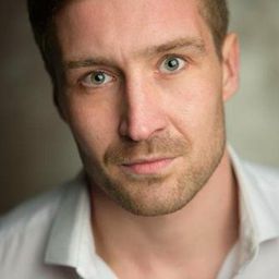 Darcy Vanhinsbergh 飾演 AA Tom (uncredited)