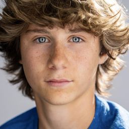 Gavin Munn 飾演 Jason