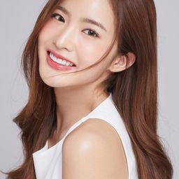 Mild Lapassalan Jiravechsoontornkul 飾演 Young Bright