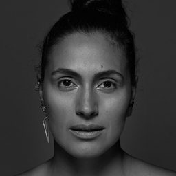 Raya Meddine 飾演 Yasmine