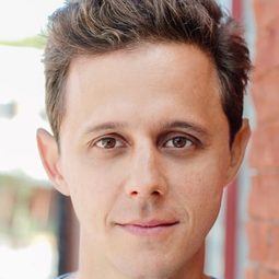 喬·伊根德 - 亡我愚人節演員 飾演Ryan