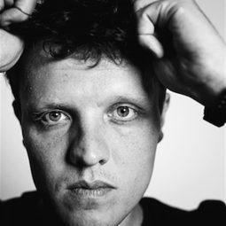 皮亞尼思 飾演 Léonard