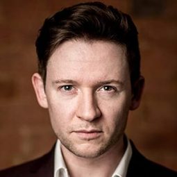 Tom Ashley - 完美皮膚演員 飾演Dominic