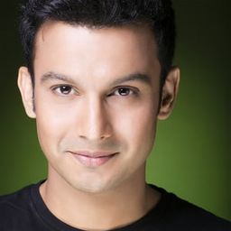 阿迪納·科特雷 飾演 Dilip Vensarkar