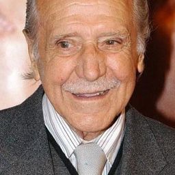 Manuel Alexandre 飾演 Felipe