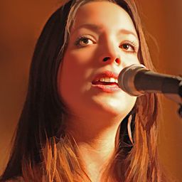 Carla Abrahamsen 飾演 Miranda