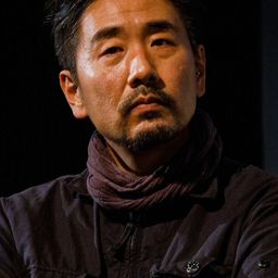 Jeong Jeong-hun 飾演 Senior Employee