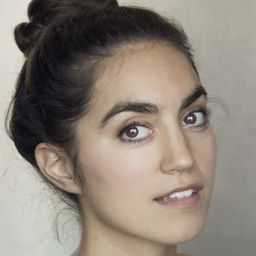 蘇菲亞·巴克萊 飾演 Suzy Ray