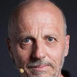 Marco Paolini 飾演 Coppe