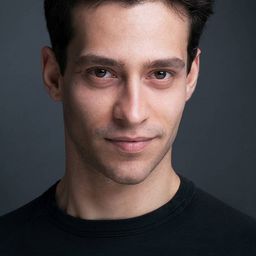 伊金·寇奇 飾演 Deniz