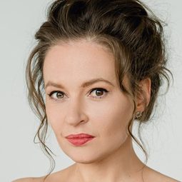 Maria Pevchikh 飾演 Self