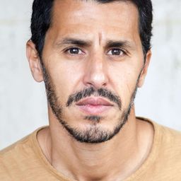 Mounir Margoum - 放牛班的提琴手演員 飾演Un parent d'élève