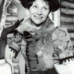 Stefania Iwińska 飾演 Grandmother