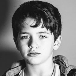 盧卡斯·布拉斯 - 非禮勿聽演員 飾演Eric