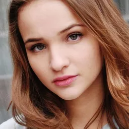 麗莎·維卡里 飾演 Leonie