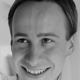 Pavel Belozerov 飾演 