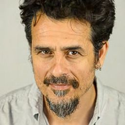 Andrea Porta 飾演 Un araldo