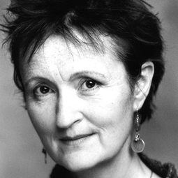 Georgie Glen 飾演 ICC Lead Judge