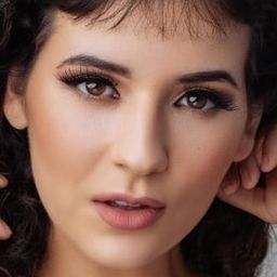 Ariel Ash 飾演 Shay