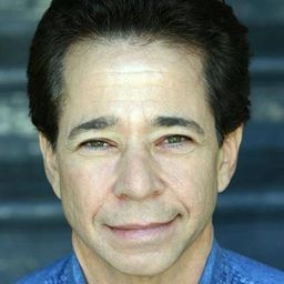 喬伊·凱門 飾演 Shiro / Fergus / Mayor's Assistant (voice)