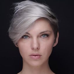 Kimberly Leemans 飾演 Amber