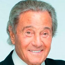 Arturo Fernández 飾演 Raúl