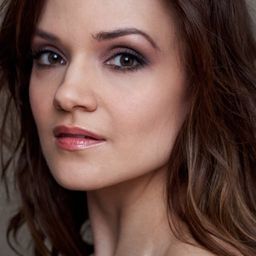 Andriana Chuchman 飾演 Lauretta