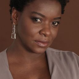 Olivia Araújo 飾演 Dra. Mariana