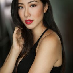 Amanda Wong 飾演 Holly Chen