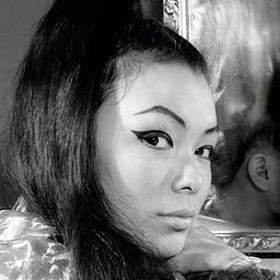 Seyna Seyn 飾演 Hostess