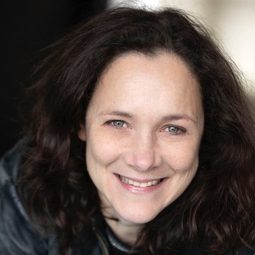 Laurence Côte 飾演 La secrétaire