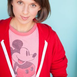 Katie L. Hall 飾演 Reporter