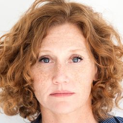 Julie Pearl 飾演 Maggie Riley