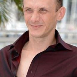 Sergey Kolesov 飾演 Man with Spread Teeth