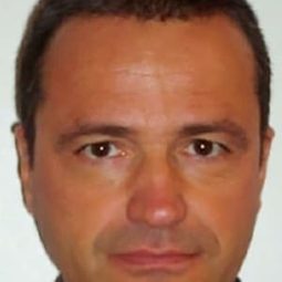 Nicolas Tronc 飾演 Robert Schwartz