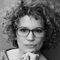 Marieta Orozco 飾演 Sara