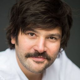 Jasin Challah 飾演 Paris