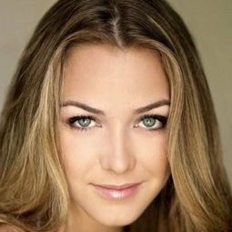Mariana Paola Vicente 飾演 Leah