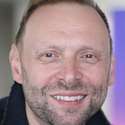 米洛斯·諾爾 飾演 