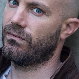 Santi López 飾演 Berto