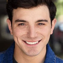 Edgar Damatian 飾演 Private Cardinni