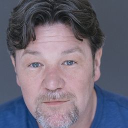 Clive Brunt 飾演 Lee